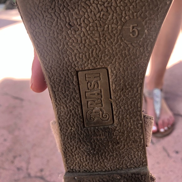 Thong Sandals - Picture 4 of 4